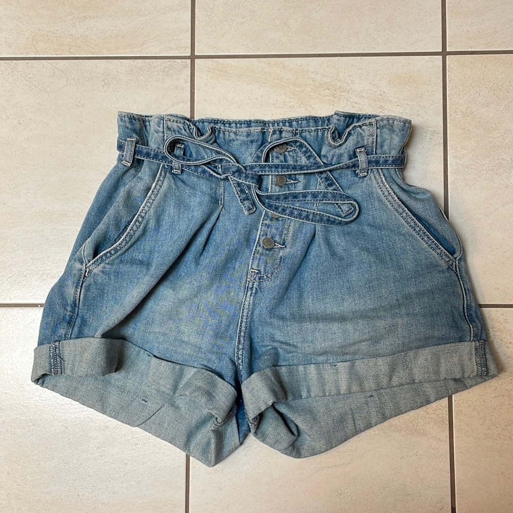 Brand: Hollister      Size: US 7         Color: blue Jean